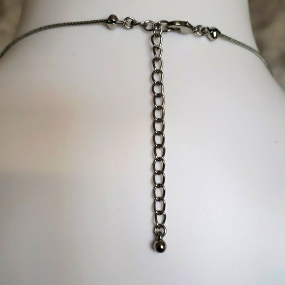 Beautiful Set of Jewelry, Necklace & Earrings Silver Tone. - Picture 4 of 12